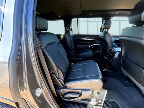 Used 2023 Jeep Wagoneer Series III w/ Premium Group I image 28