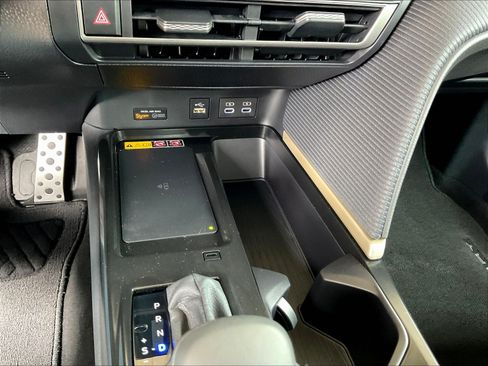 Used 2025 Toyota Camry SE w/ Convenience Package FWD image 15