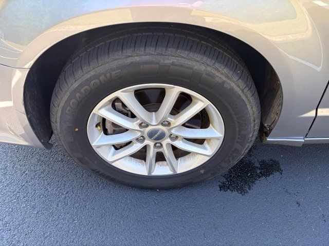 Used 2016 Dodge Grand Caravan SXT w/ UConnect Hands-Free Group FWD image 31