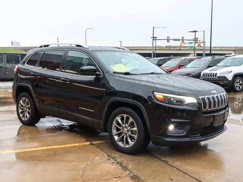 Used 2019 Jeep Cherokee Latitude Plus w/ Cold Weather Group FWD image 4