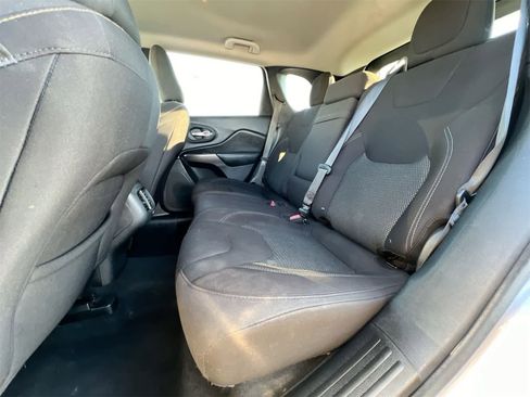 Used 2019 Jeep Cherokee Latitude w/ Popular Appearance Group image 19