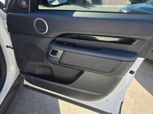 Used 2023 Land Rover Discovery S R-Dynamic image 11