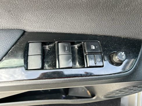 Used 2022 Toyota Prius L Eco FWD image 12
