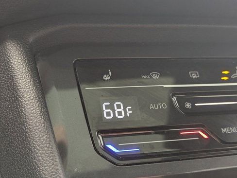 Used 2022 Volkswagen Tiguan SE w/ Panoramic Sunroof Package image 17