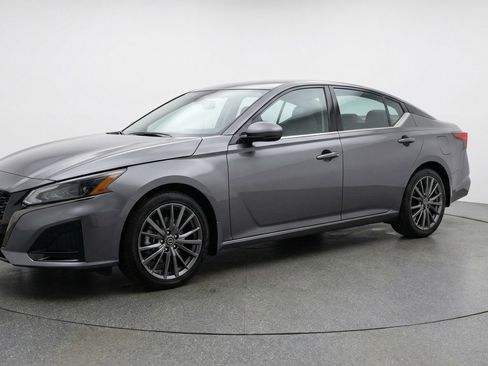 Used 2025 Nissan Altima 2.5 SV image 3