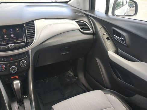 Used 2021 Chevrolet Trax LT w/ LT Convenience Package image 17