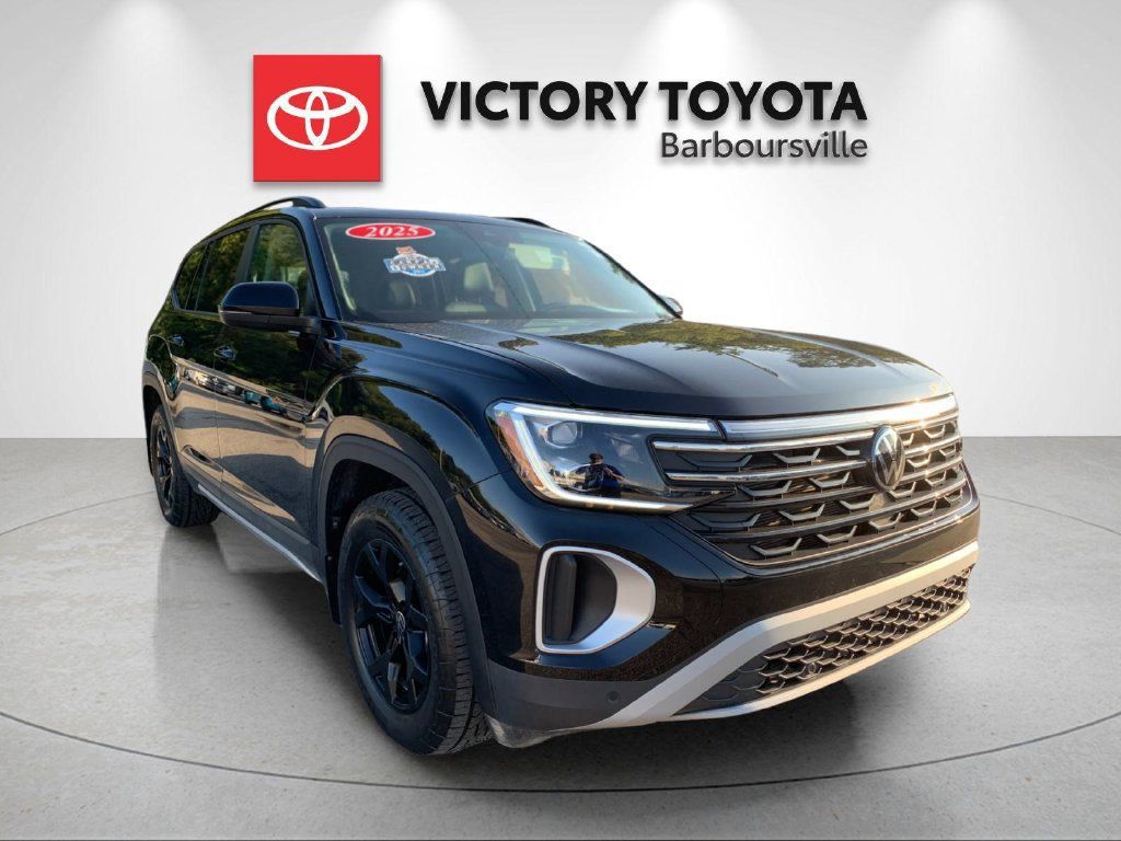 Used 2025 Volkswagen Atlas Peak Edition SE AWD/4WD image 5