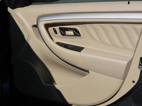 Used 2019 Ford Taurus SE image 12