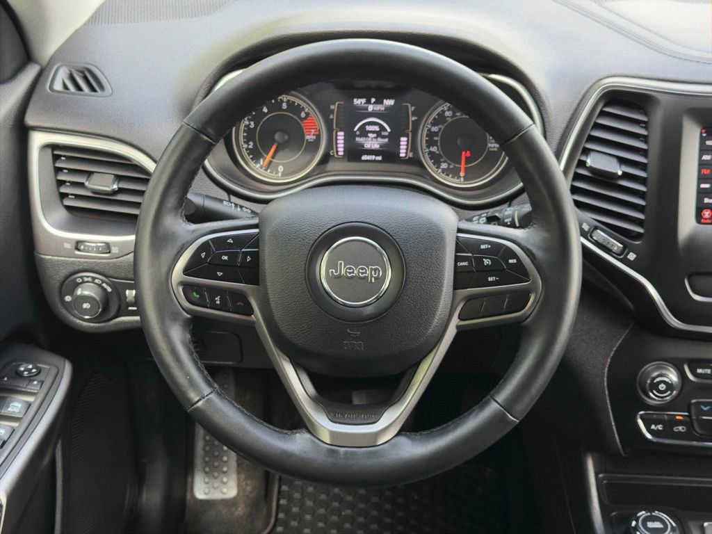 Used 2019 Jeep Cherokee Latitude Plus w/ Cold Weather Group AWD/4WD image 8