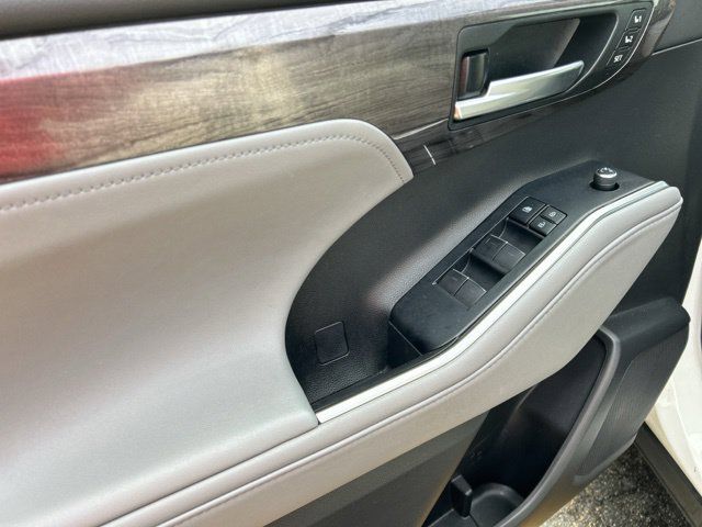 Used 2021 Toyota Highlander Limited AWD/4WD image 34