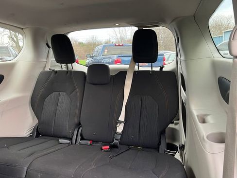 Used 2017 Chrysler Pacifica Touring image 4