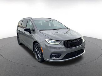 Used 2025 Chrysler Pacifica Limited video 1