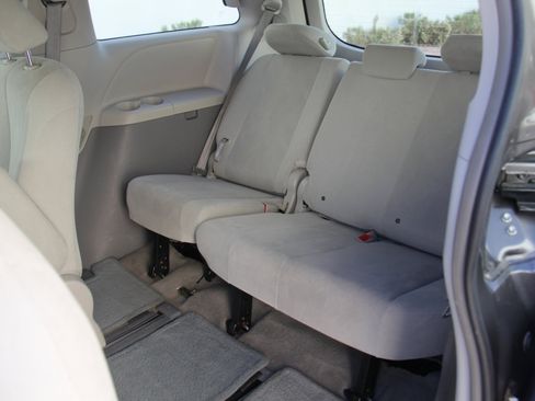 Used 2014 Toyota Sienna L image 18