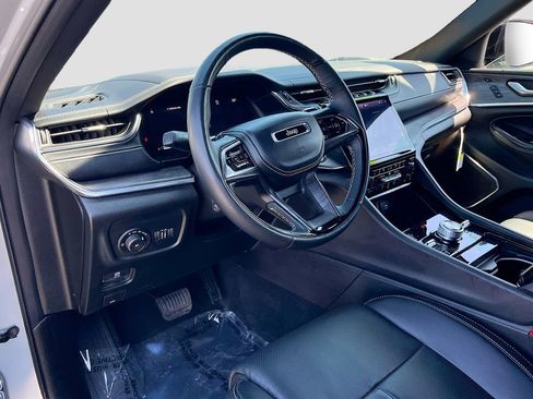 Certified 2025 Jeep Grand Cherokee Overland w/ Adv Protech Group III AWD/4WD image 9