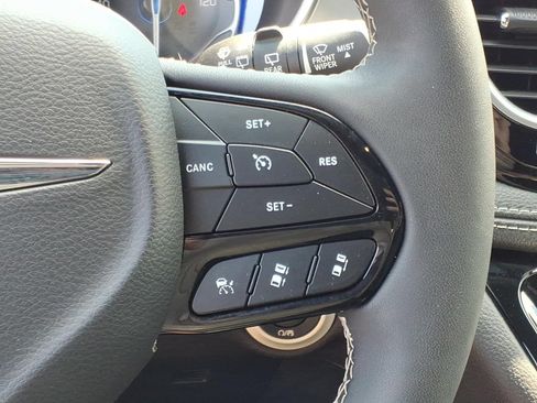 Used 2025 Chrysler Pacifica Limited FWD image 26