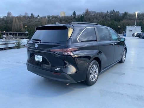 Used 2024 Toyota Sienna XLE image 8