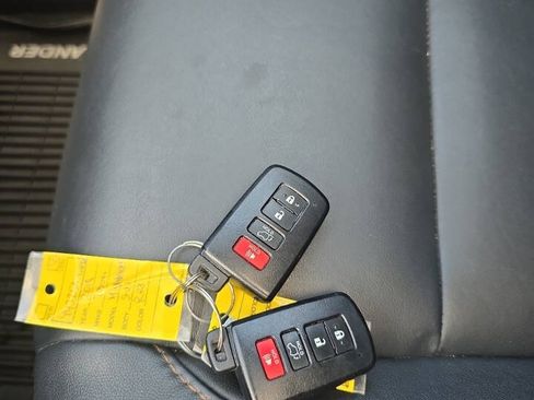 Used 2018 Toyota Highlander XLE AWD/4WD image 32