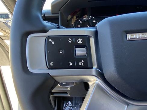 Used 2025 Land Rover Discovery S image 8