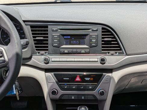 Used 2017 Hyundai Elantra SE FWD image 18