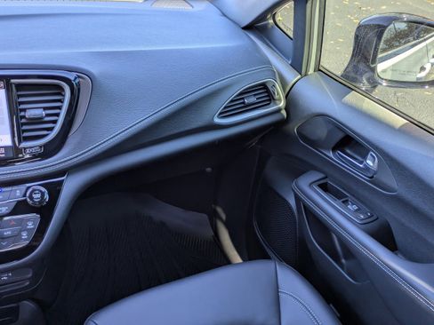 New 2026 Chrysler Pacifica Select image 19