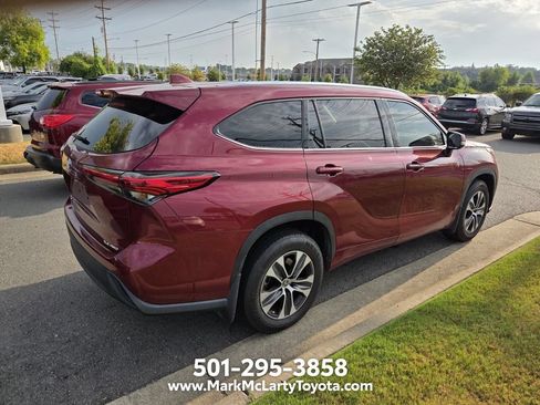 Used 2020 Toyota Highlander XLE AWD/4WD image 4