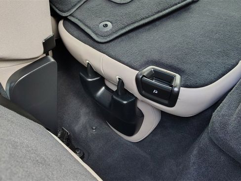 Certified 2025 Volvo XC90 B6 Plus image 33