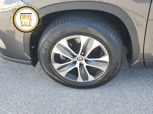 Certified 2024 Toyota Highlander XLE image 10