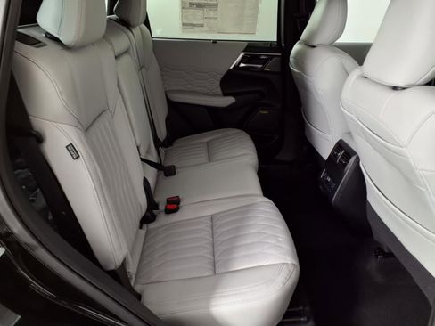 Used 2025 Mitsubishi Outlander AWD image 11