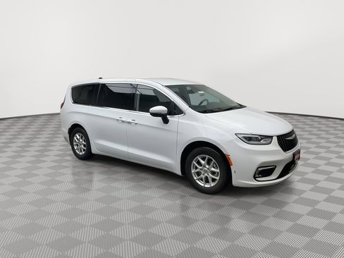 Used 2023 Chrysler Pacifica Touring-L image 39