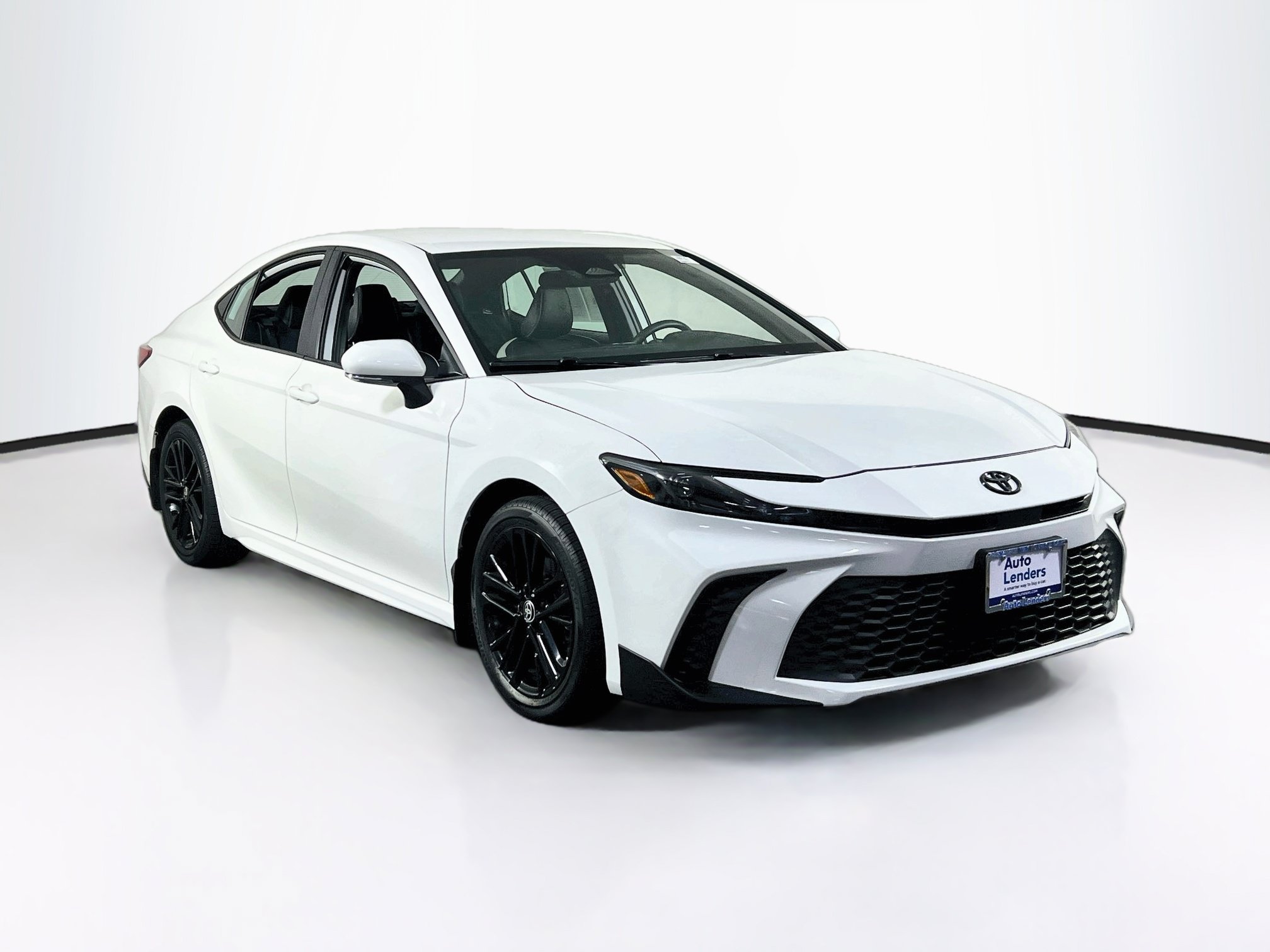 Used 2025 Toyota Camry SE AWD/4WD image 3