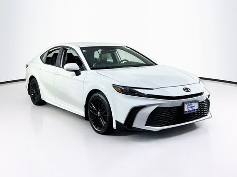 Used 2025 Toyota Camry SE AWD/4WD image 3