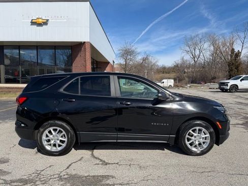 Used 2022 Chevrolet Equinox LS AWD/4WD image 2