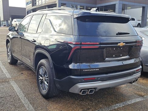 Used 2025 Chevrolet Traverse LT image 4