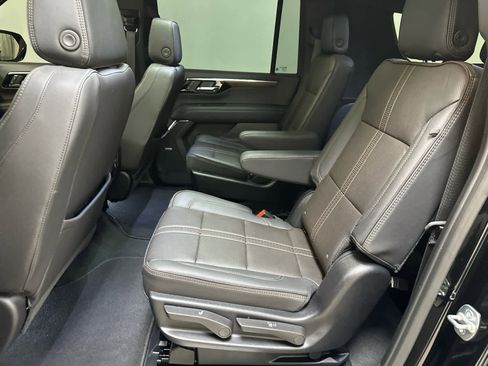 Used 2025 Chevrolet Suburban High Country AWD/4WD image 8