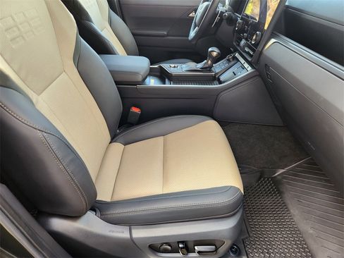 Used 2024 Lexus GX 550 image 13