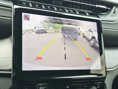 Used 2024 Jeep Grand Cherokee Limited w/ Black Appearance Package image 30