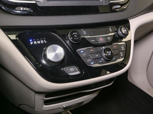 Used 2024 Chrysler Voyager LX image 33