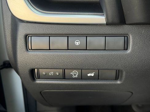 Used 2024 Nissan Rogue SV w/ SV Premium Package FWD image 17