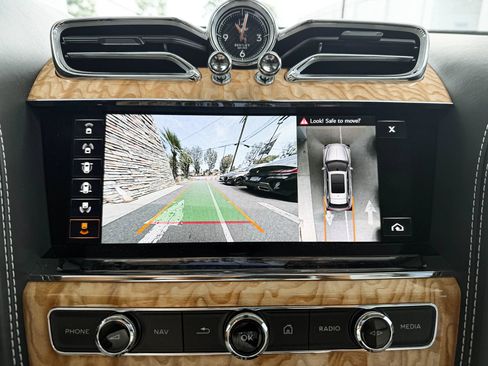 Used 2022 Bentley Bentayga AWD/4WD image 22