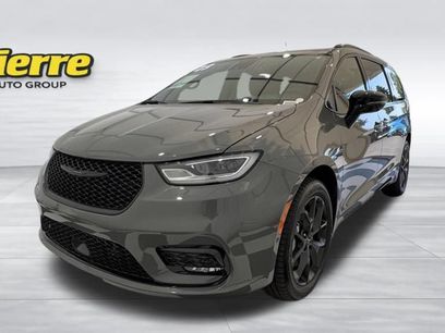 Used 2023 Chrysler Pacifica Limited w/ Uconnect Theater Family Group