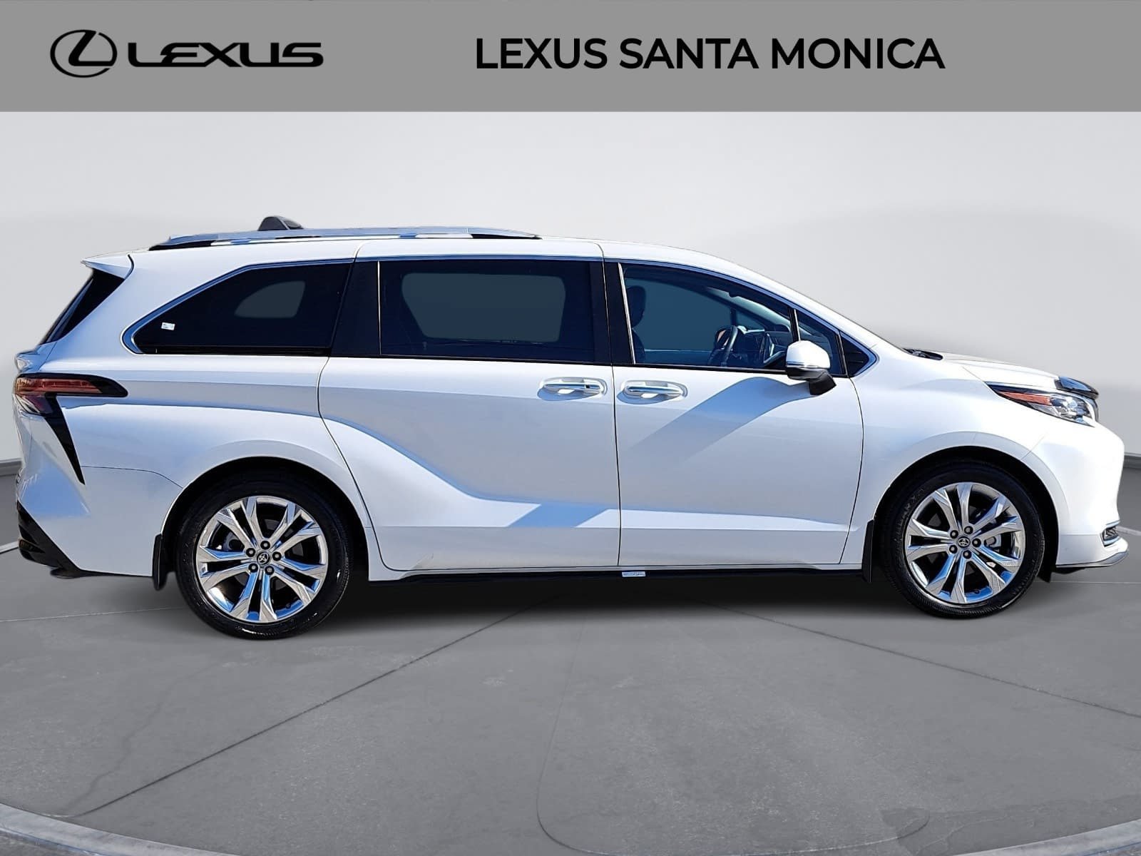 Used 2024 Toyota Sienna Platinum FWD image 4
