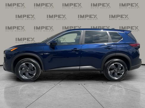 Used 2025 Nissan Rogue SV image 2