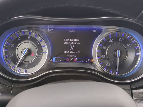 Used 2018 Chrysler 300 Touring L image 30