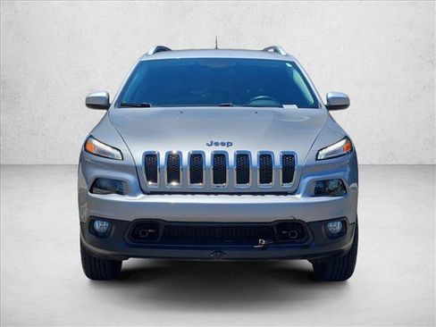 Used 2018 Jeep Cherokee Latitude Plus w/ Cold Weather Group AWD/4WD image 3