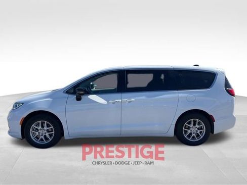 Used 2024 Chrysler Pacifica Touring-L image 10