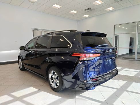 Used 2023 Toyota Sienna XSE w/ XSE Plus Package AWD/4WD image 5