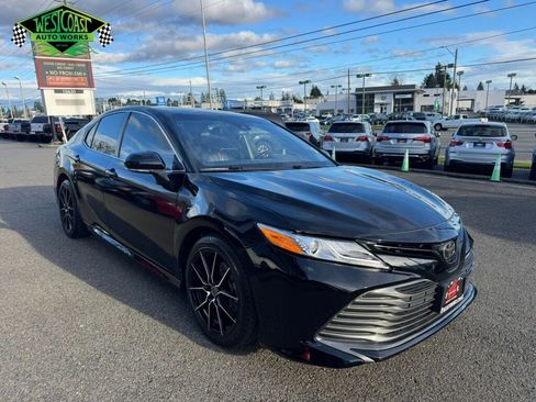Used 2020 Toyota Camry XLE image 1