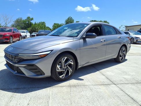 New 2025 Hyundai Elantra SEL image 3
