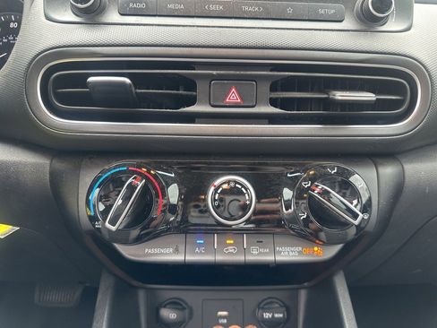 Used 2022 Hyundai Kona SE image 18