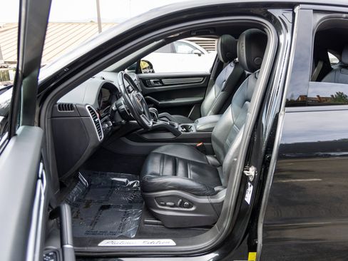 Certified 2023 Porsche Cayenne Platinum Edition w/ Performance Package image 25